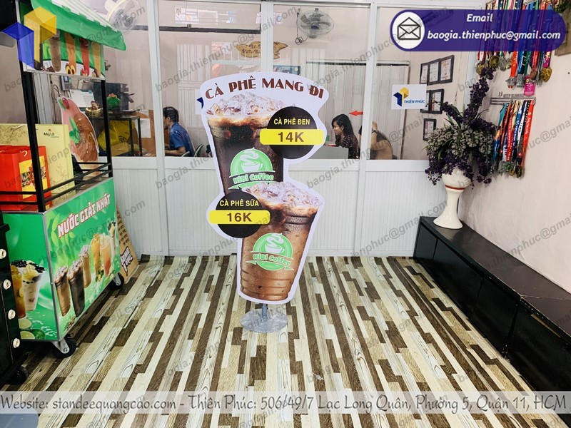 Chọn lựa các kích cỡ, font chữ của standee mô hình cà phê cần cân đối